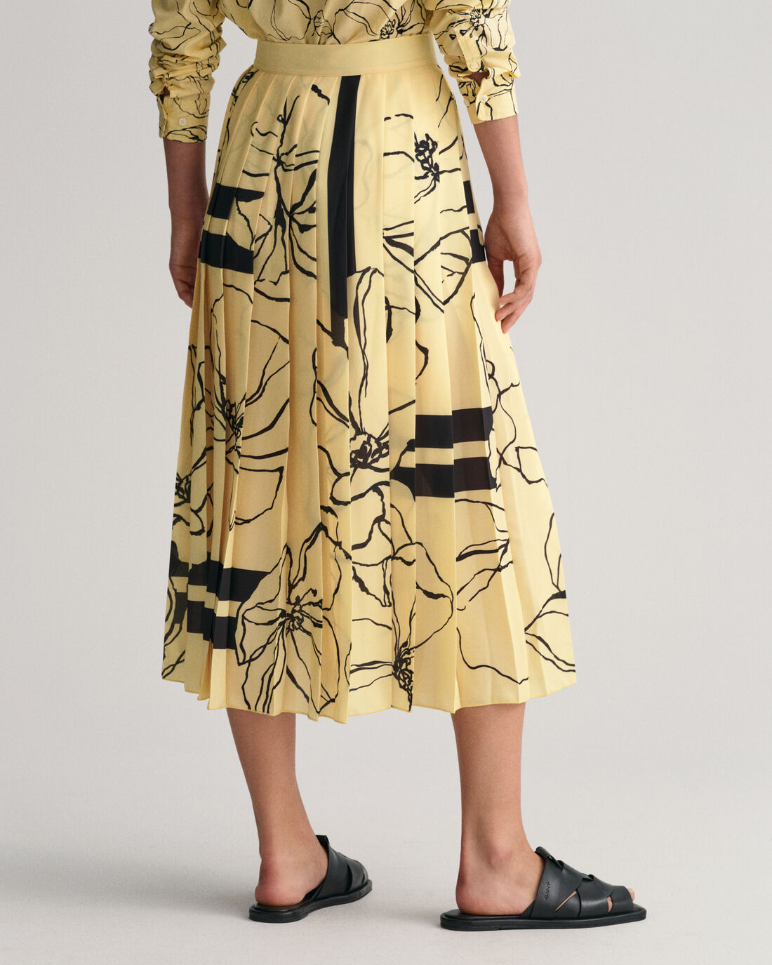 Line Drawing Pleated Skirt - Dusty Light Yellow