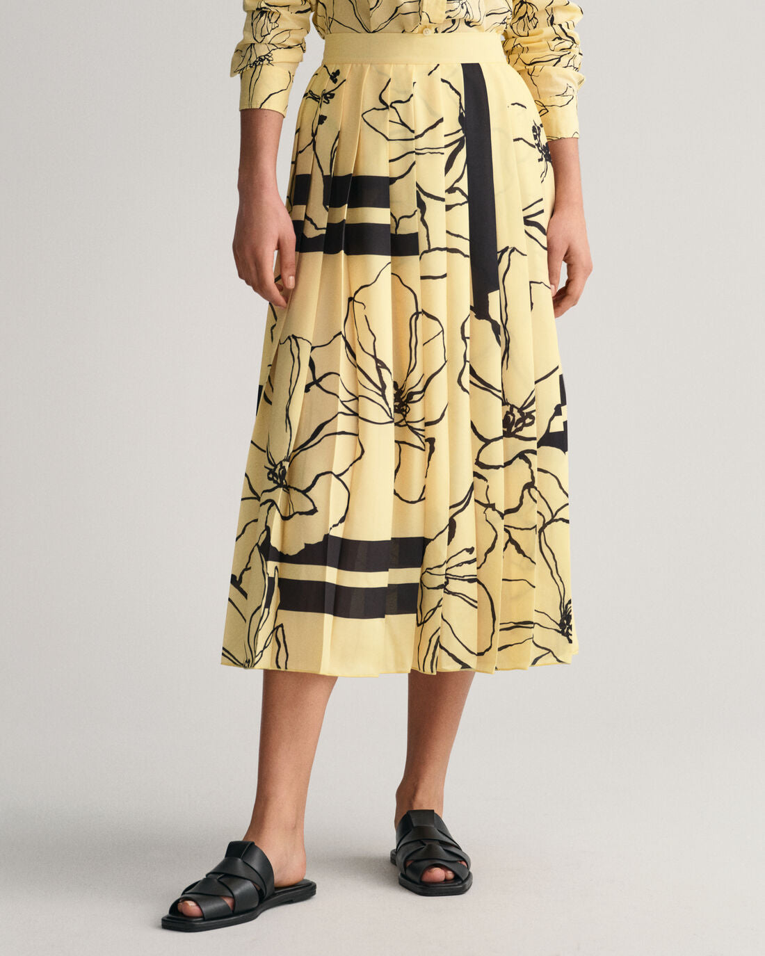 Line Drawing Pleated Skirt - Dusty Light Yellow